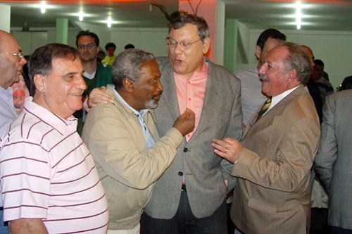 Festa em homenagem a veteranos palmeirenses, em setembro de 2008. Da esquerda para a direita: Bentivegna, Luis Carlos Feijão, Milton Neves e pessoa não identificada