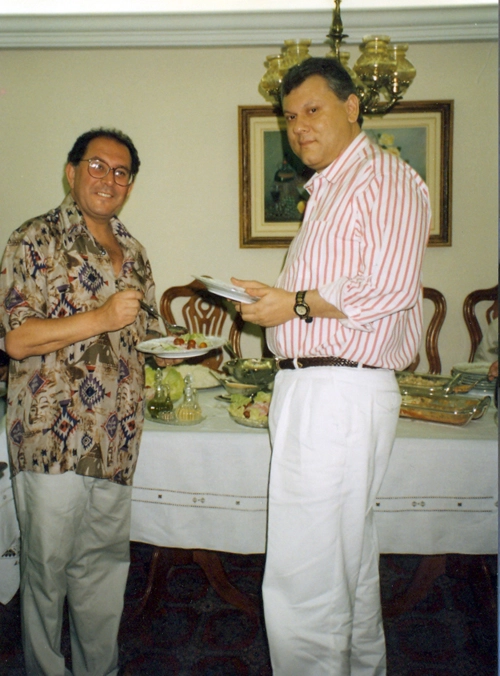 José Silvério (à esquerda) ao lado de Milton Neves na ceia do Revéillon de 1992 