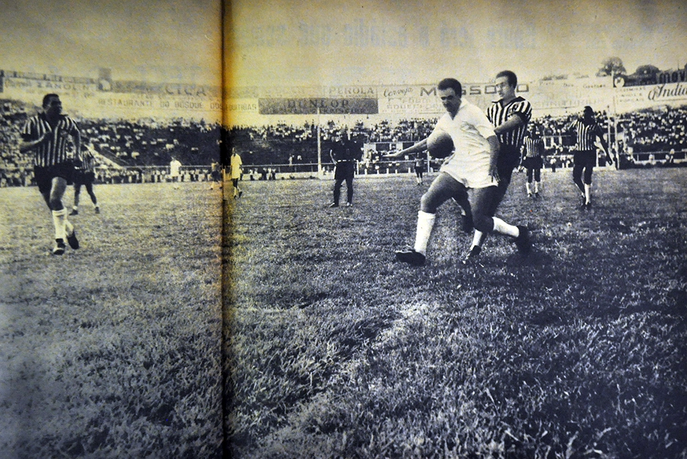 Pelo Santos, em 1958, Pepe (com a bola) sofre forte marcação de seu adversário. Foto: Reprodução da revista Manchete Esportiva