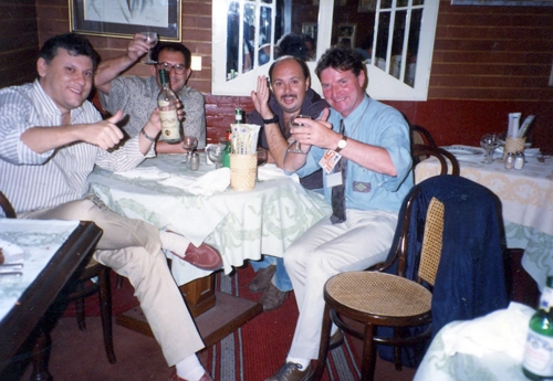 Parte da equipe da Pan reunida na Itália durante a Copa do Mundo de 1990. Da esquerda para a direita temos Milton Neves, José Silvério, Nilson Cesar e um jornalista irlandês