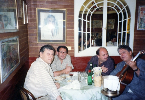 Milton, José Silvério e Nilson César relaxam após mais um dia estafante de trabalho durante a Copa de 1990. Um cantor italiano cantou 