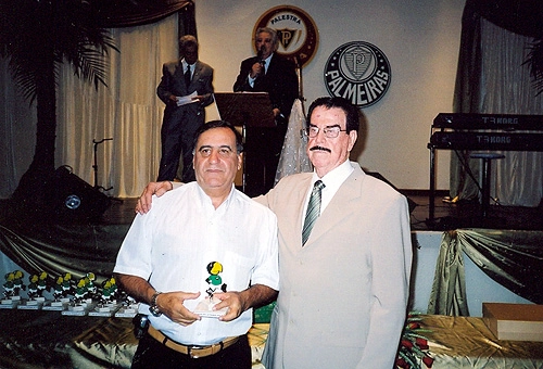 Bentivegna e Oberdan Cattani em mais uma das homenagens do Palmeiras para seus ex-jogadores. Lá atrás, uma das duplas de maior sucesso da história do rádio brasileiro: o saudoso Fiori Giglioti e o microfone!
