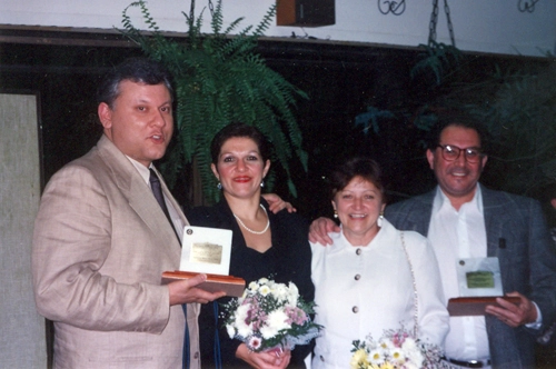 Ganhar prêmios sempre foi uma doce rotina na vida de Silvério e Milton Neves, que aparecem aqui com suas respectivas esposas (Lenice e Tianinha), em 1992