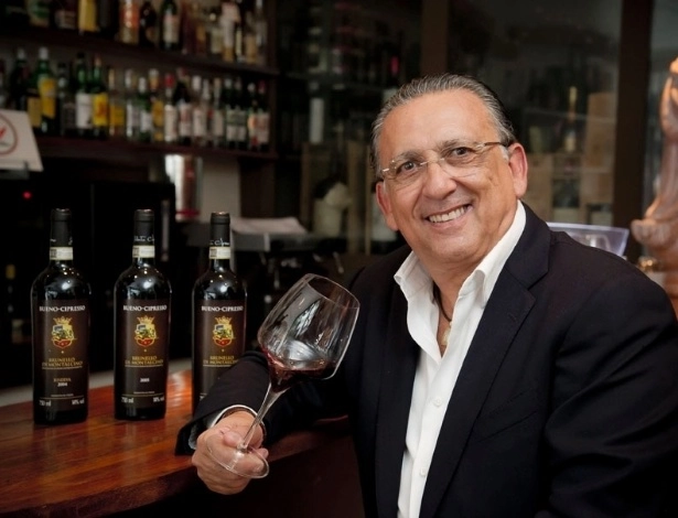 Galvão Bueno posa com vinho sua marca, Bueno, produzido em sua fazenda de 108 hectares no município de Candiota, no pampa gaúcho. Foto Bueno Wines