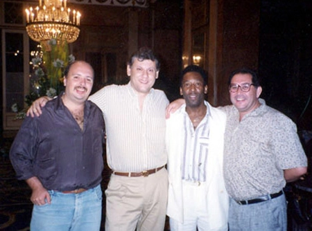 Em 1990 Nilson Cesar, Milton Neves, Pelé e José Silvério no hotel Excelsior, onde o Rei ficou hospedado durante a Copa do Mundo de 1990. O local, por sinal, recebe apenas celebridades