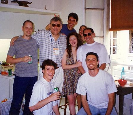 José Silvério e sua filha (entre Milton Neves e ele) em feijoada brasileira em Paris, 1998, em meio à Copa do Mundo