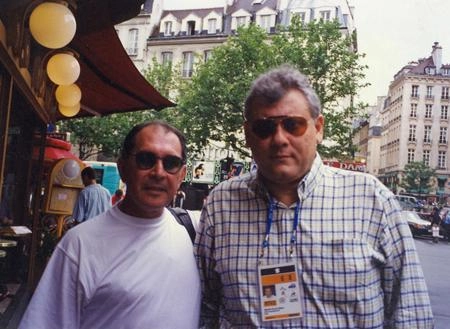 Paris, 1998: José Silvério, à época, tinha uma filha que lá morava. Milton Neves, com belos óculos escuros, aparece ao lado do ótimo narrador