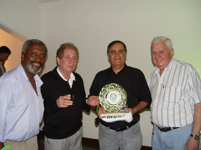 Bentivegna exibe seu troféu. Luis Carlos Feijão é o primeiro, da esquerda para a direita, depois Dirceu e o último é Pedro Luiz Boscato, estudioso de futebol e grande colaborador do Portal Terceiro Tempo