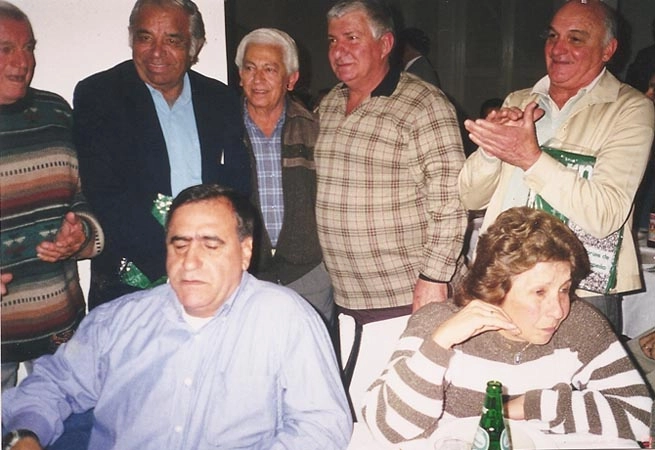 Em 1999, no Palestra Itália. Vavá é o segundo, da esquerda para a direita. Hélio Burini é o quarto e Ademar o quinto. Sentados estão Bentivegna e sua esposa