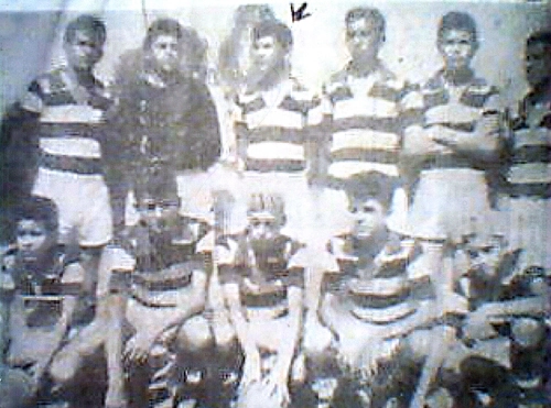 A imagem não é tão clara, mas é rara. A foto revela o jogador José Silvério. Ele (o terceiro em pé, da esquerda para a direita) atuava pelo Colégio Aparecida, em Lavras (MG). O ponta-direita (o primeiro agachado) era Rogério Vassalo, que nos enviou a imagem. 
