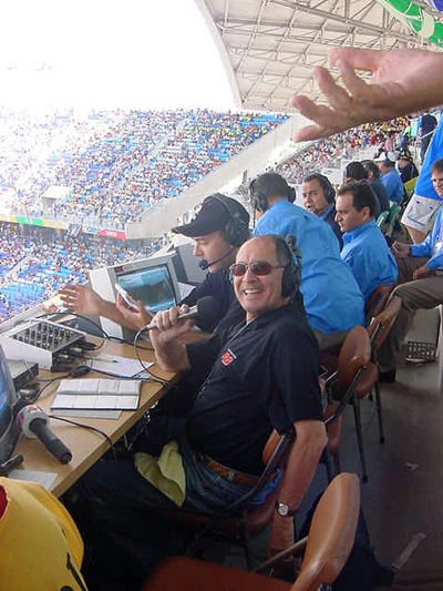 José Silvério, em 2002, transmitindo a Copa do Mundo Japão-Coréia pela Rádio Bandeirantes. Atrás dele está Leandro Quesada, 