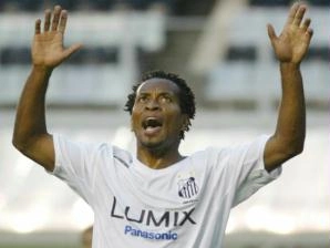 A mesma comemoração, porém, em outro palco. Nesta, com a camisa do Santos. (Foto: iG)