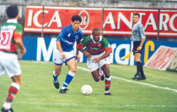 Belletti com a camisa azul do Cruzeiro, disputa a bola com Zé Roberto, então lateral-esquerdo da Portuguesa. Foto: iG
