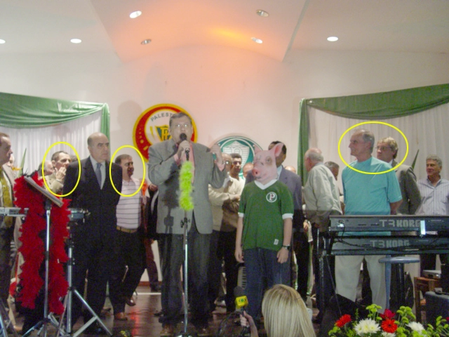 Na festa de veteranos do Palmeiras, em 2008. Milton, ao microfone, apresentando os jogadores, homenageados na linda noite no Palestra Itália. Em destaque, da esquerda para a direita: Fescina, Bentivegna, e a dupla Furlan e Mário Motta. Foto: Sérgio Quintella