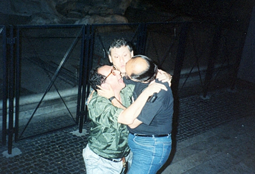 E não é que José Silvério e Wanderley Nogueira viviam entre beijos e abraços (risos)?. Milton Neves era o padre. Foi em Roma, em 1990.