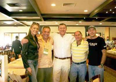 Da esquerda para a direita, em Porto Alegre (RS), na churrascaria Saci (do Internacional), antes de partida do Brasil no Beira-Rio: Renata Fan, Ruy Carlos Ostermann, Milton Neves, José Silvério e Leandro Quesada.

