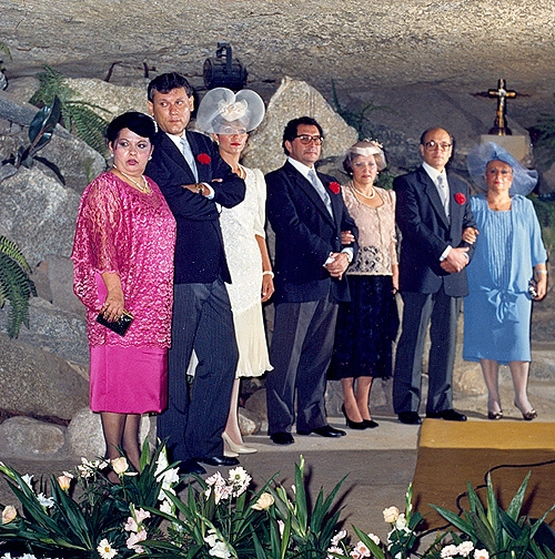 Milton e Lenice Neves (primeiro casal) e José Silvério e a esposa Tianinha (também padrinhos de casamento de Milton Neves) receberam com orgulho o convite de Carsughi para serem padrinhos de sua única filha. A saudosa Hilda Carsughi, mãe da da noiva e esposa de Cláudio Carsughi, está do lado direito de Milton Neves. Foi em 1989, na Capela da Gruta de Alphaville (SP).
