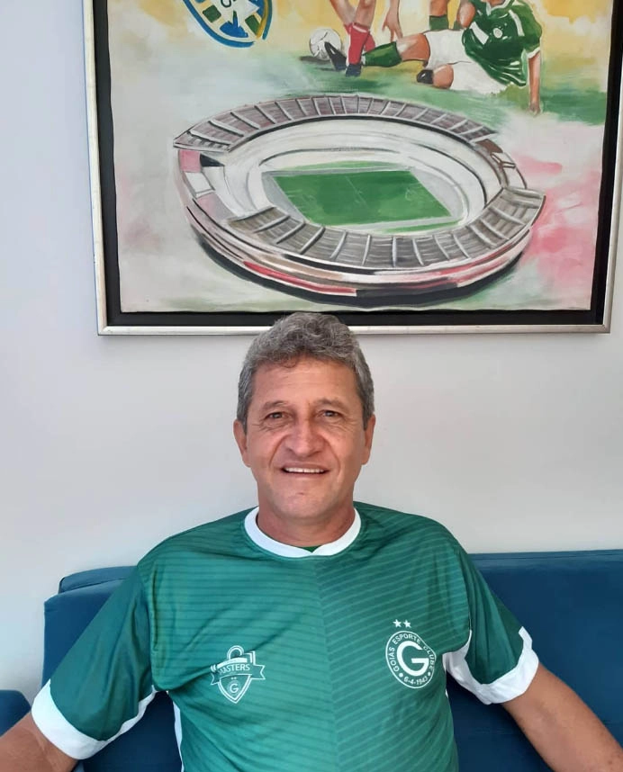 Em 06 de abril de 2020, em casa, prestando homenagem ao Goiás Esporte Clube, pelos 77 anos de fundação do Esmeraldino. Foto: arquivo pessoal de Uidemar