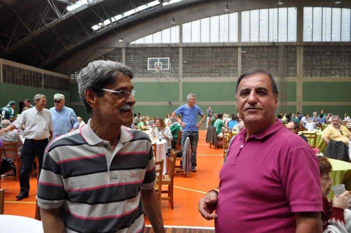 Os amigos Zezinho e Bentivegna na festa dos ex-jogadores do Palmeiras no ginásio do CT da Barra Funda, em 29 de setembro de 2012. Entre os dois, ao fundo (de camisa azul) está Reinaldo Xavier. Foto: Marcos Júnior/Portal TT