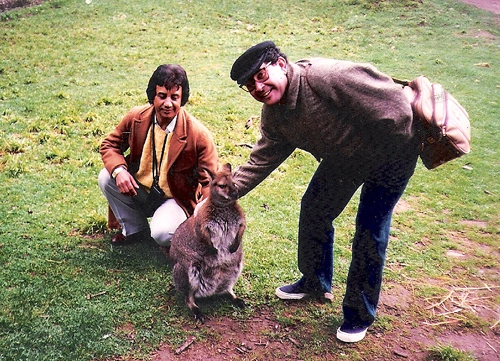 José Silvério acaricia o canguru. Ligeirinho perde o medo e faz igual.