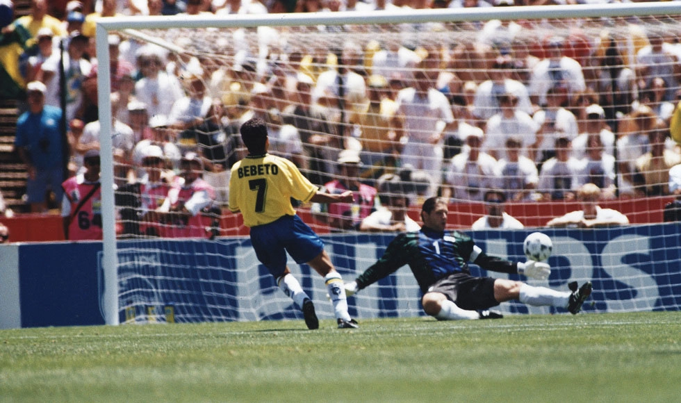 Copa do Mundo de 1994. Bebeto chuta para a defesa de Tony Meola. Foto: Placar