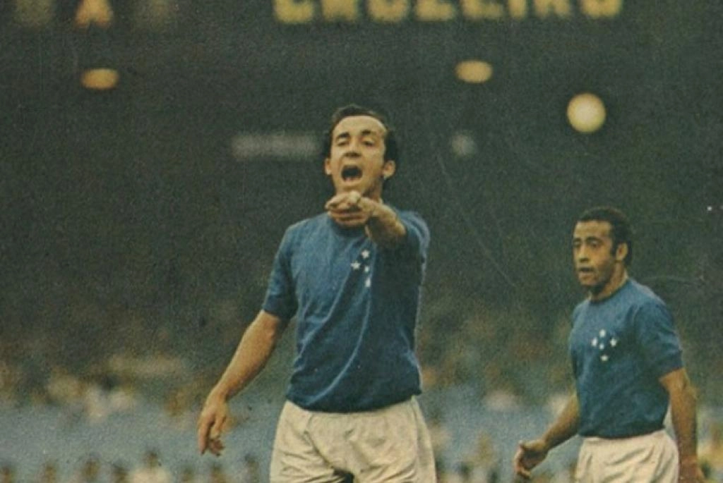 Pelo Cruzeiro, na década de 1970, Tostão aponta e Dirceu Lopes observa. Foto: Reprodução