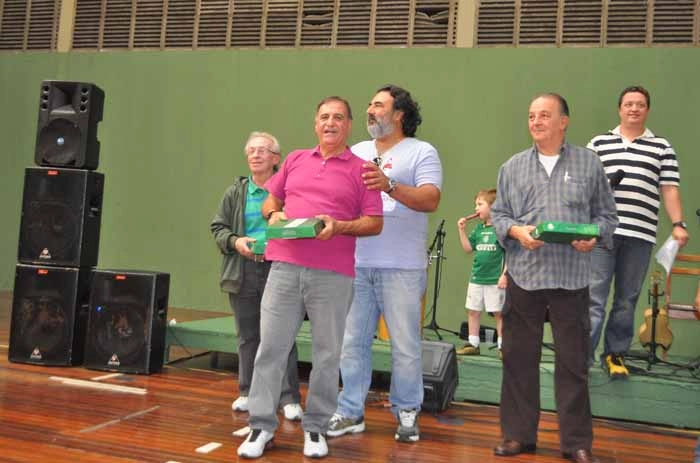 Bentivegna recebeu sua camisa alviverde das mãos de Roberto Frizzo, vice-presidente de futebol do Palmeiras em 29 de setembro de 2012. Atrás, anunciando os homenageados, Alex Muller, acompanhado do pequeno João Paulo, um de seus seis filhos. Foto: Marcos Júnior/Portal TT
