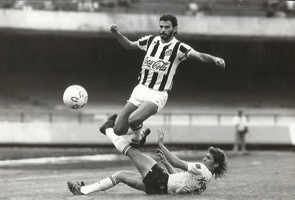 Entre 1988 e 1989, Sócrates jogou pelo Santos, após um período longe dos gramados. Na imagem, enfrentando o Corinthians, seu ex-clube, no Morumbi, ele passa pelo 