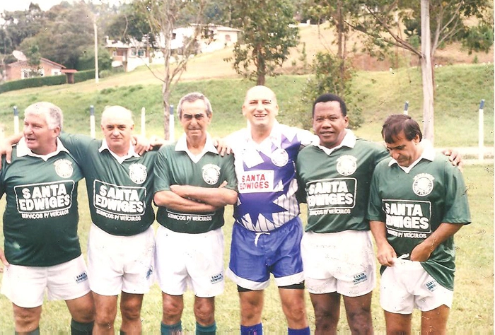 Ex-jogadores do Palmeiras reunidos para jogo de veteranos. Da esquerda para a direita: Hélio Burini, Adhemar Cobrinha, Armando, goleiro não identificado, Reinaldo Lapão e Bentivegna. Foto: arquivo pessoal de Adhemar Viva, o Cobrinha