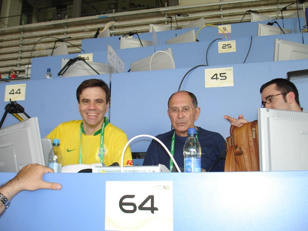 Na Copa da Alemanha, José Silvério transmitindo pela Rádio Bandeirantes, entre o sorridente amarelinho Mauro Beting e Sérgio Patrick