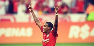 Edenílson diz que vive 'sonho de menino' com gol da vitória em Gre-Nal