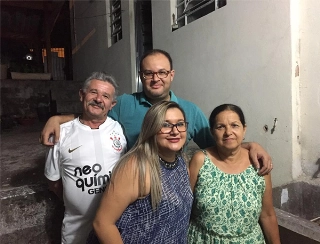 Após mais de 40 anos, pela primeira vez um casal paulista vai esquecer o dérbi para torcer juntos; leia até o final. Na foto, veja Gerson, Judite, eu e Cinthia: família unida no dérbi