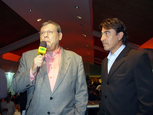 Sempre emocionado, Milton Neves é observado pelo atento Gilmar.