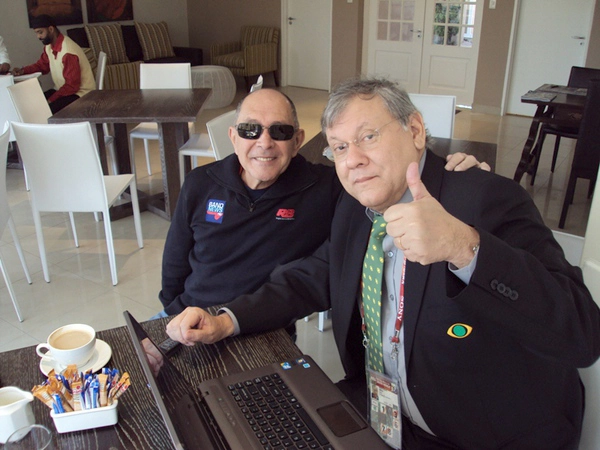 José Silvério e Milton Neves, tomando café antes de mais uma longa jornada de trabalho na Copa de 2010. Foto: Netto Neves
