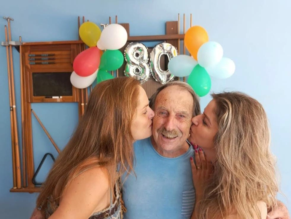 Comemorando seus 80 anos e recebendo o carinho das filhas. Foto: arquivo pessoal da família Abdala