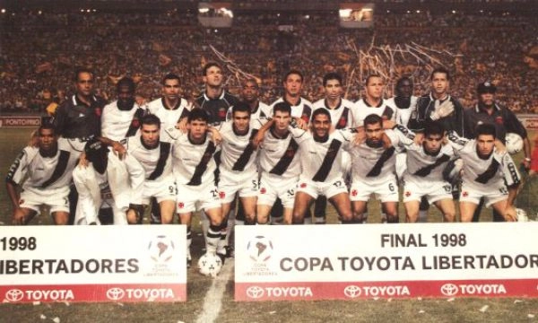Confira o time do Vasco campeão da Libertadores em 98. Em pé: Vítor, Nasa, Carlos Germano, Vágner, Guilherme, Mauro Galvão, Válber, Odvan e Márcio. Agachados: Donizete Pantera, Pai Santana (Massagista), Luizão, Mauricinho, Luisinho, Pedrinho, Nélson, Felipe, Juninho e Ramón. Foto: Site Oficial do Vasco