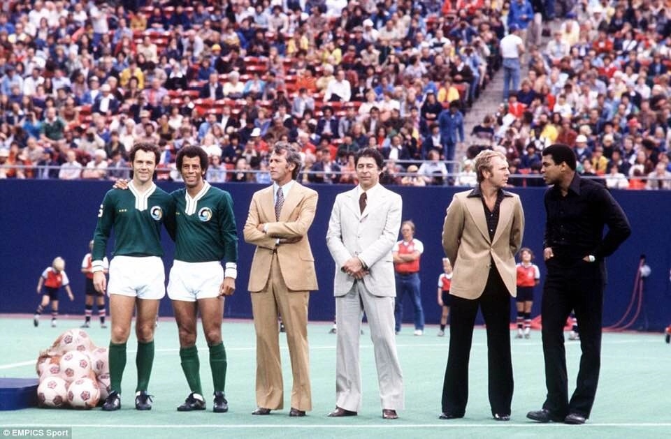 Antes de jogo do Cosmos de Nova York em meados dos anos 70. Da esquerda para a direita: Beckenbauer, Carlos Alberto Torres, Bellini, Mauro Ramos de Oliveira, Bobby Moore e Muhammad Ali. Foto: Divulgação