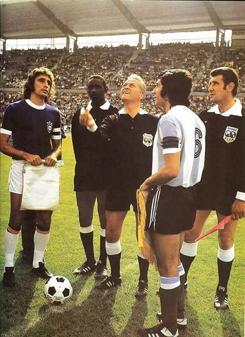 Os capitães de Brasil e Argentina (Marinho Peres e Brindisi) observam o árbitro suíço Ruedi Scheurer lançar a moeda antes do jogo disputado em 30 de junho de 1974, na 2ª fase da Copa da Alemanha. Logo depois os jogadores trocaram flâmulas. Com bola rolando, o Brasil venceu por 2 a 1, gols de Rivellino e Jairzinho para o Brasil e Brindisi para os argentinos. Foto: História do S.C.Internacional