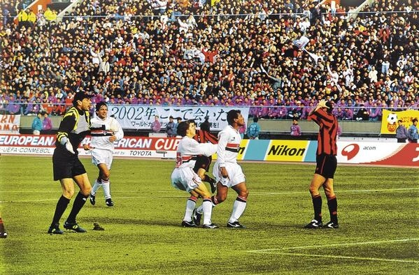 São Paulo x Milan, na final do Mundial de 1993 - Na imagem, Muller aparece xingando o zagueiro italiano Costacurta. Juninho Paulista tenta segurá-lo, enquanto Leonardo está correndo ao fundo. O goleiro milanista Rossi também aparece na foto