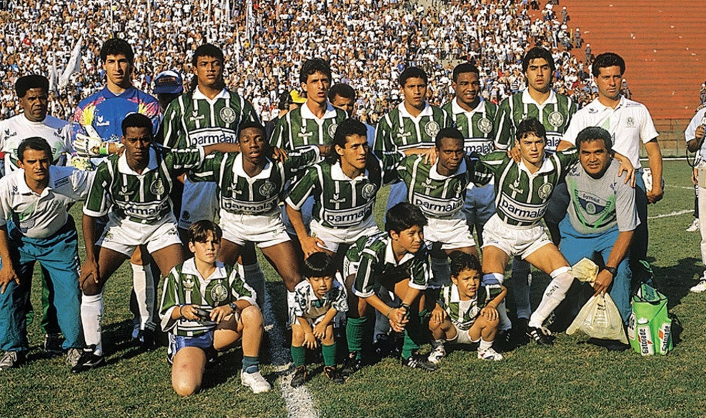 Palmeiras, campe&atilde;o do Rio-S&atilde;o Paulo em 1993. Em p&eacute;, da esquerda para a direita: S&eacute;rgio, Tonh&atilde;o, Cl&aacute;udio, Roberto Carlos, C&eacute;sar Sampaio e Alexandre Rosa; Agachados: Fl&aacute;vio Concei&ccedil;&atilde;o, Amaral, Maur&iacute;lio, Ed&iacute;lson e Jean Carlo. Foto: Revista Placar