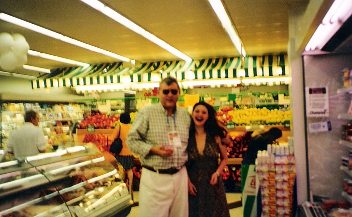 Milton Neves abraça a filha mais nova de José Silvério durante os raros momentos de descontração na Copa de 98.