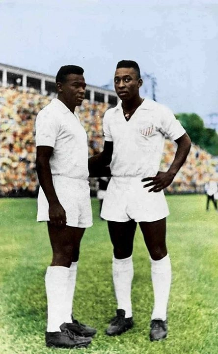 Coutinho e Pelé, no estádio do Pacaembu. ASSOPHIS (Associação dos Pesquisadores e Historiadores do Santos FC)