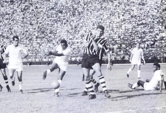 Coutinho marcando para o Santos na goleada de 7 a 4 sobre o Corinthians, em 06 de dezembro de 1964. ASSOPHIS (Associação dos Pesquisadores e Historiadores do Santos FC)