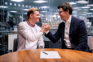 Mick Schumacher e Toto Wolff, chefe da Mercedes na F1.  Foto: Mercedes-AMG F1