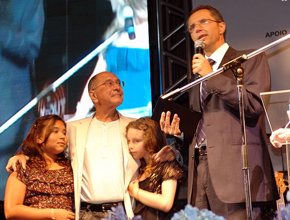 ao lado de suas netinhas, recebeu o prêmio de Ricardo Capriotti