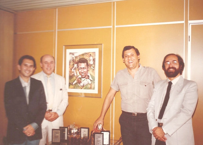 Em 1984, a Rádio Jovem Pan homenageou seus funcionários premiados pela ACEESP. Com uma gravura de Pelé, ao fundo, da esquerda para a direita: José Silvério, Orlando Duarte, Milton Neves e Wanderley Nogueira