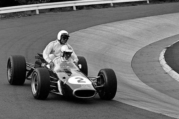 Hulme guia sua Brabham-Clímax em 1967 e leva o companheiro de equipe Jack Brabham, piloto e dono da equipe, que ficou com seu carro pelo caminho, com defeito. Foto: Divulgação