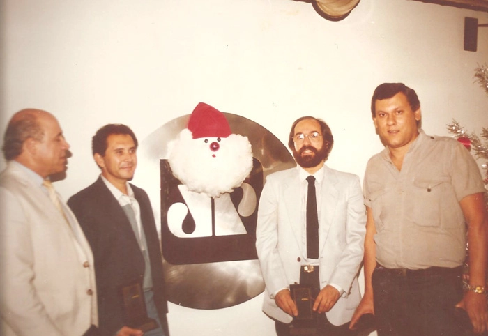 Estúdio da Rádio Jovem Pan com motivos natalinos em 1984. Da esquerda para a direita: Orlando Duarte, José Silvério, Wanderley Nogueira e Milton Neves
