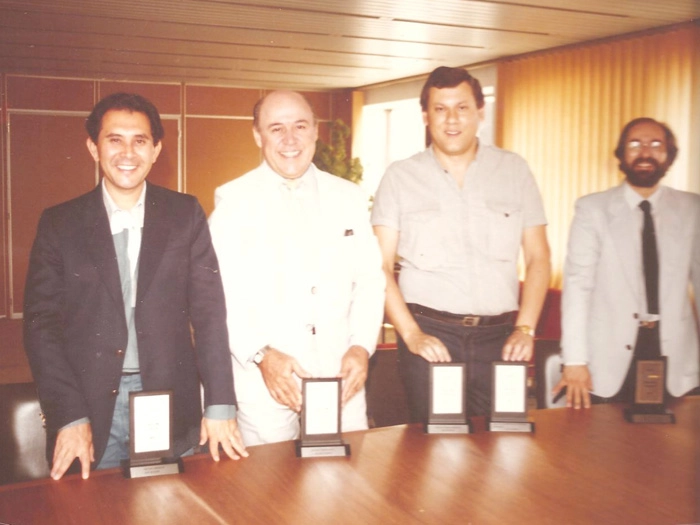 Na Jovem Pan, em 1984, com os prêmios que ganharam da ACEESP. Da esquerda para a direita: José Silvério, Orlando Duarte, Milton Neves e Wanderley Nogueira