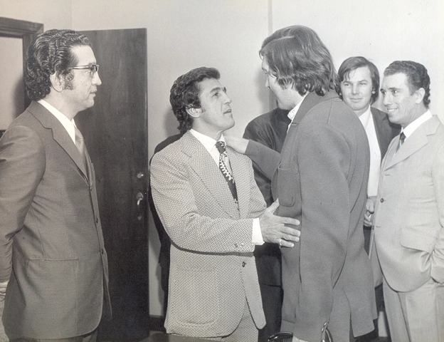 No centro, Éder e Sérgio Baklanos se cumprimentam, observados por João Zanforlin e Newton Campos, ao fundo. Foto arquivo ACEESP
